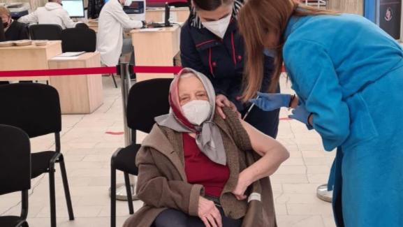 O femeie de 105 ani, din Bucureşti, s-a vaccinat cu a treia doză de vaccin: ,,E singura soluţie să scăpăm”