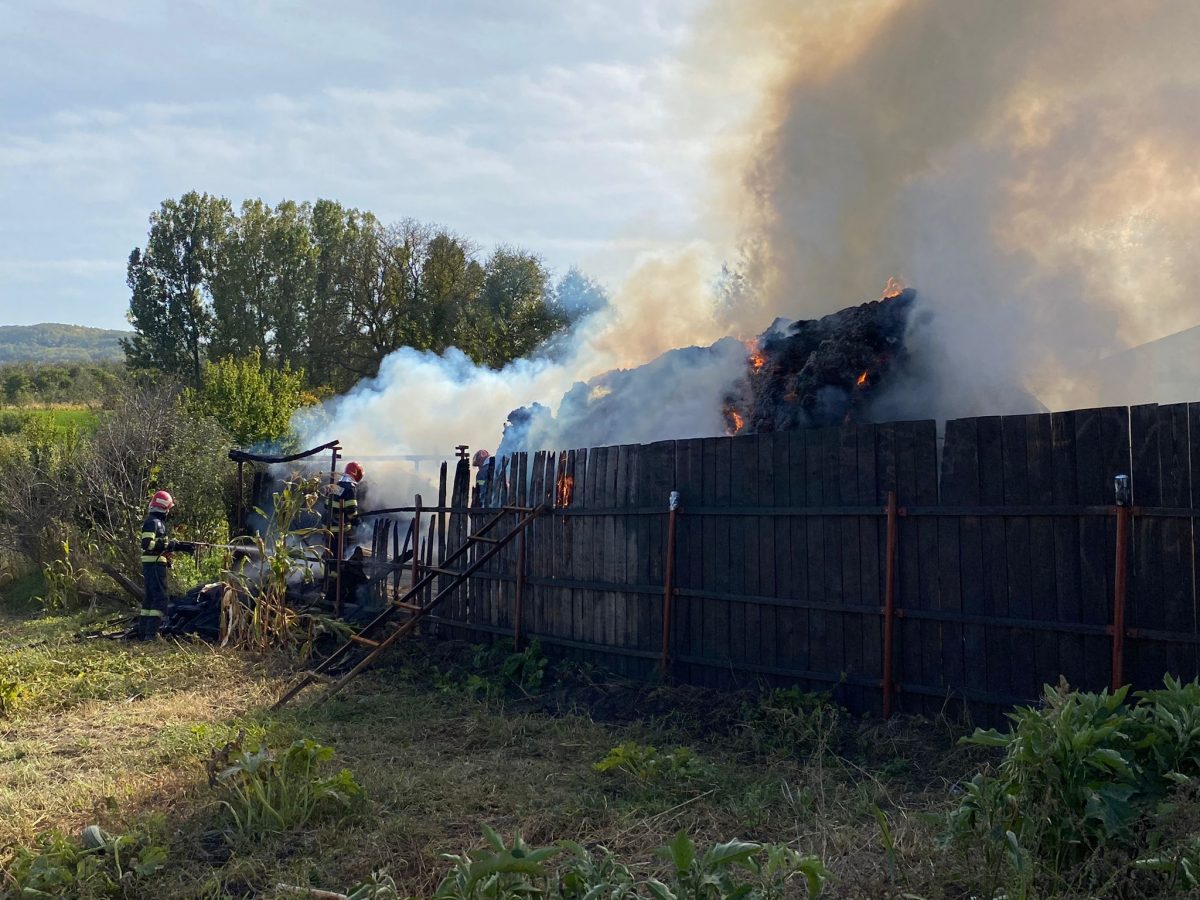 Incendiu în comuna Dobrovăţ. Un depozit cu zece tone de furaje şi două tone de lemn a fost cuprins de flăcări – FOTO