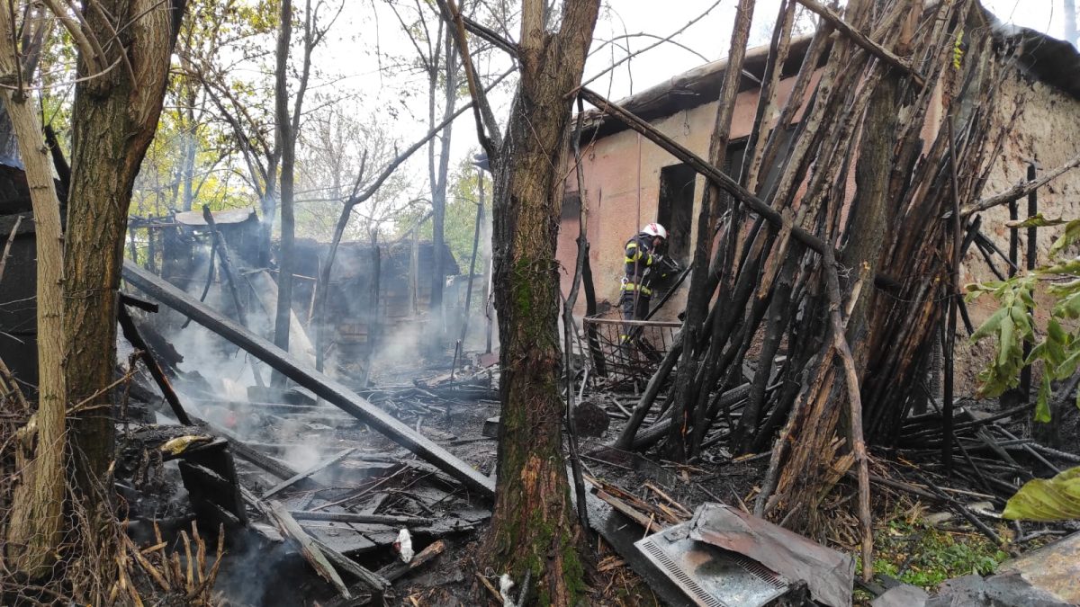 Incendiu în comuna ieşeană Lungani. O casă a fost cuprinsă de flăcări – FOTO