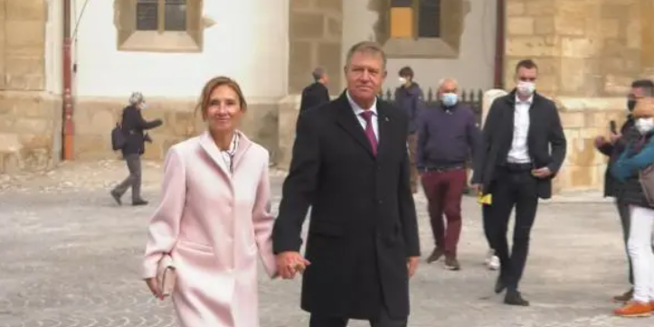 Klaus și Carmen Iohannis, la inaugurare Catedralei Evanghelice din Sibiu. Cum s-a îmbrăcat Prima Doamnă la slujba de duminică