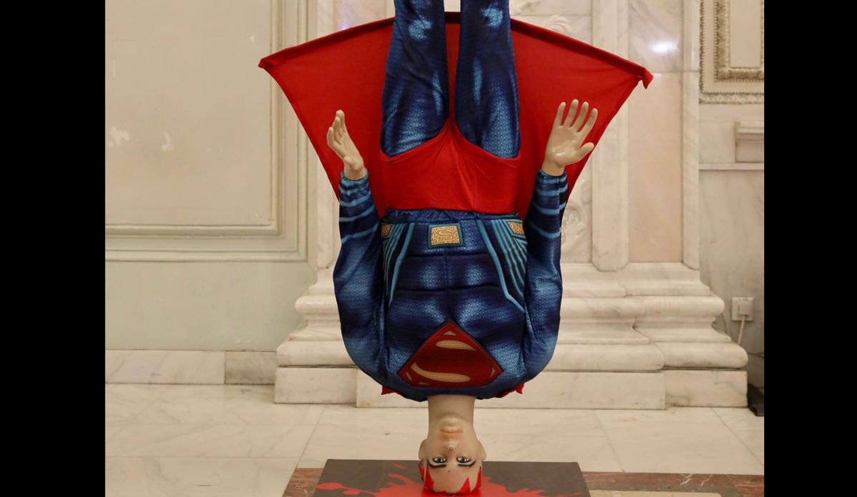 Florin Cîțu ironizat în Parlament. PSD a adus o machetă cu Superman, care plonjează în cap, în ziua votului moțiunii de cenzură