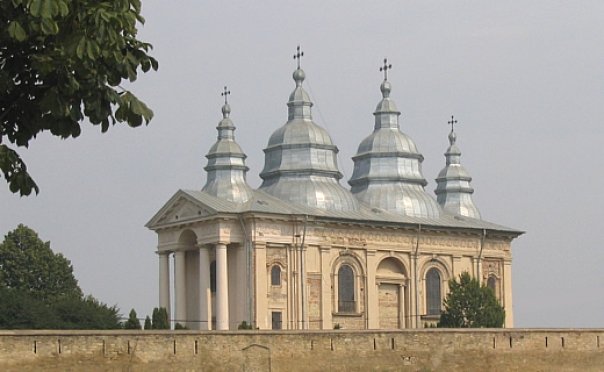 Sistem inovativ de iluminat arhitectural la Mănăstirea Frumoasa: biserica va fi flacără, iar zidul de incintă baza lumânării