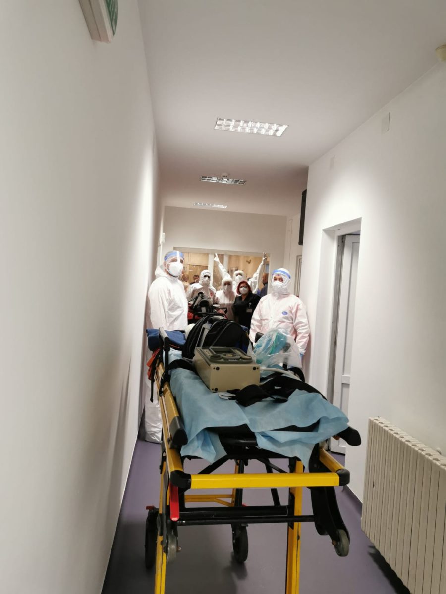 Patru pacienţi cu Covid-19 din Iaşi, transferaţi cu avionul în Polonia – FOTO