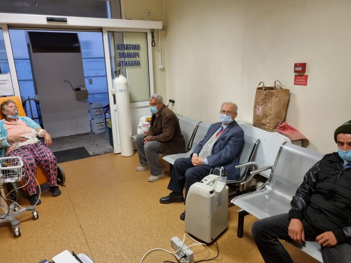 Situaţie dramatică la Spitalul Sf. Spiridon din Iaşi. Pacienţi infectaţi cu Covid-19 conectaţi la ventilatoare și tratați pe scaune. Locurile în saloane sunt ocupate