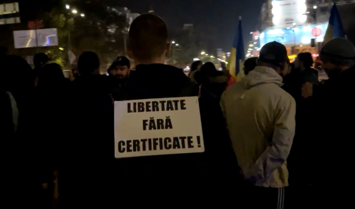 Mai multe persoane au primit amenzi după protestul anti-vaccin desfășurat în Piața Universității din București