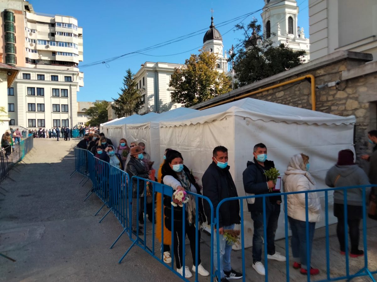 Iată câte persoane se află în acest moment la rând pentru a se închina la racla cu moaștele Sfintei Cuvioase Parascheva din Iași – GALERIE FOTO