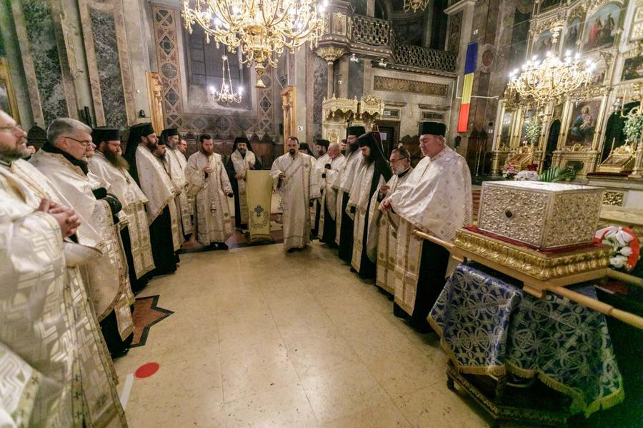 Procesiunea de introducere în Catedrala Mitropolitană a raclei cu moaștele Sfintei Cuvioase Parascheva – LIVE VIDEO