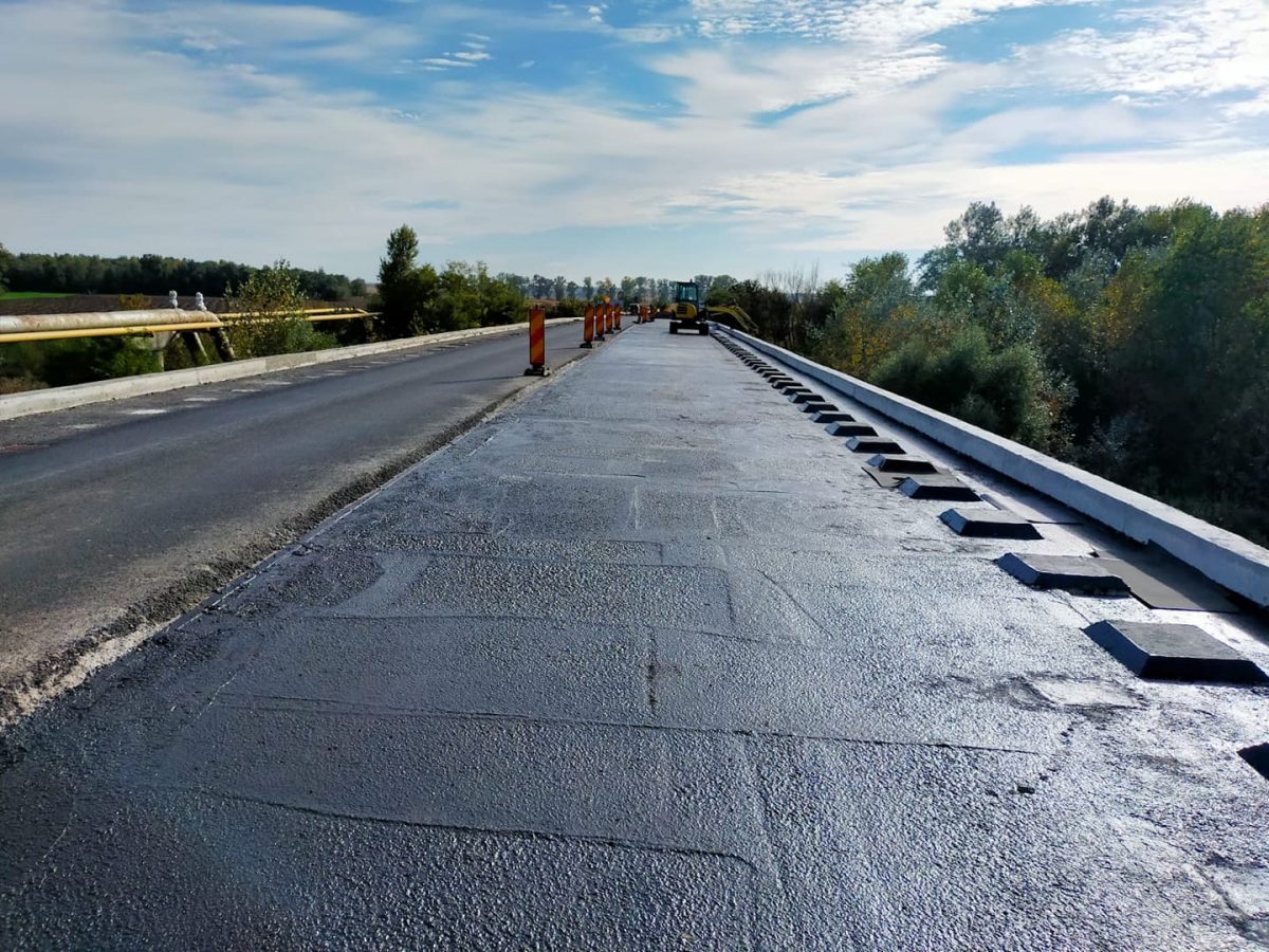 Un șofer a avariat semaforul de pe podul de peste Siret aflat în construcție