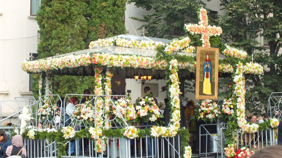 Numărul pelerinilor, care au venit să se închine la racla cu moaștele Sfintei Cuvioase Parascheva din Iași, crește de la o oră la alta