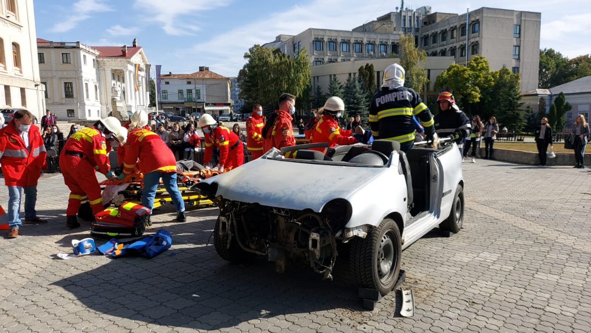 Deciziile critice luate de salvatori, văzute într-o simulare de accident rutier la Iaşi. Societatea Studenţilor Medicinişti participa la Road Safety – FOTO, VIDEO