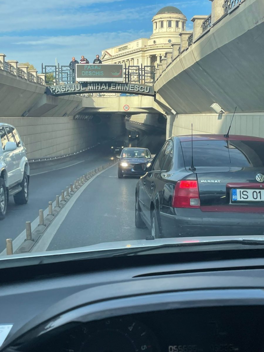 Ai greşit sensul, băiatul meu! Un şofer a intrat pe contrasens în Pasajul Mihai Eminescu din Iași  – FOTO