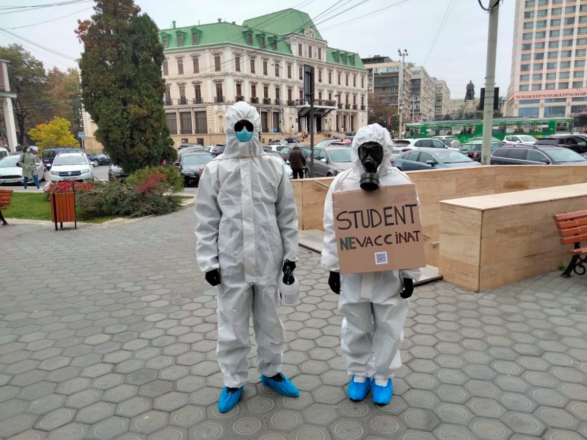 Apariţie spectaculoasă pe străzile Iaşului. Doi studenţi din Iaşi au ales o manieră originală de a protesta împotriva vaccinării anti-Covid-19 – FOTO, VIDEO