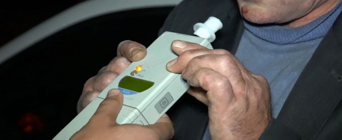 Un român a băut o ladă de bere, după vaccinare, pentru ” a da afară vaccinul”! Nu îi venea să creadă că e amețit de la alcool! Iată ce spune un medic