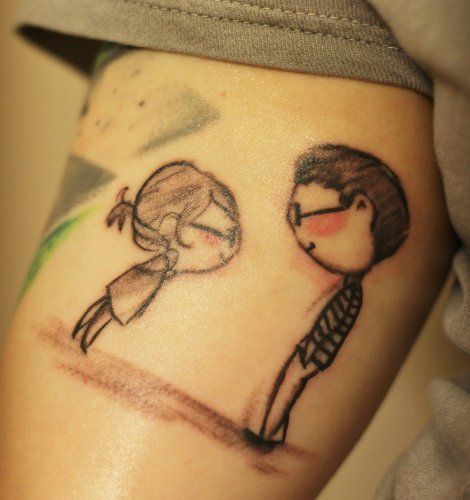 o mana cu un tatuaj in care este ilustrat un cuplu