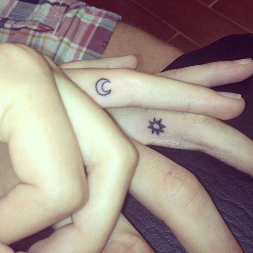 tatuaje cu luna si soare pe degetele unui cuplu