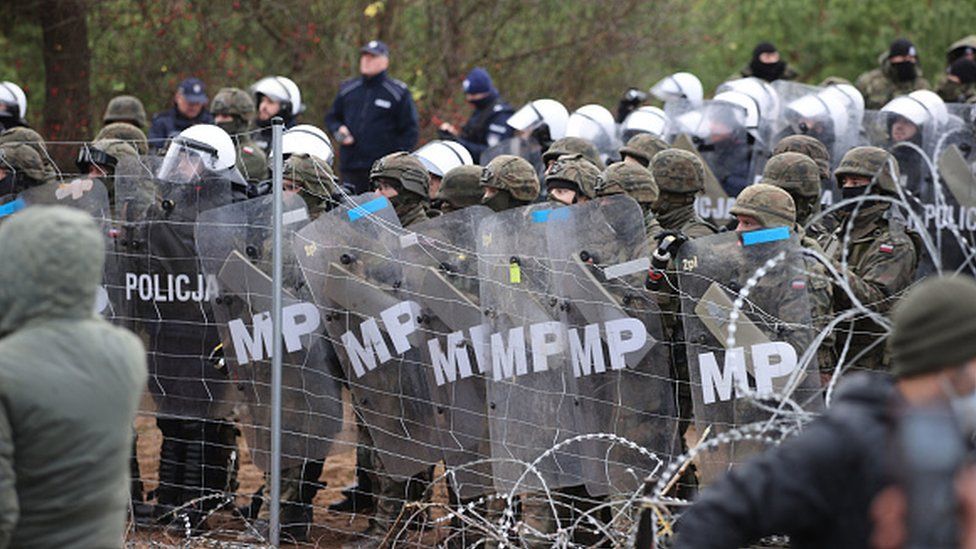 Premierul Poloniei cere intervenția NATO în criza migranților de la granița cu Belarus: Este în joc securitatea Uniunii Europene