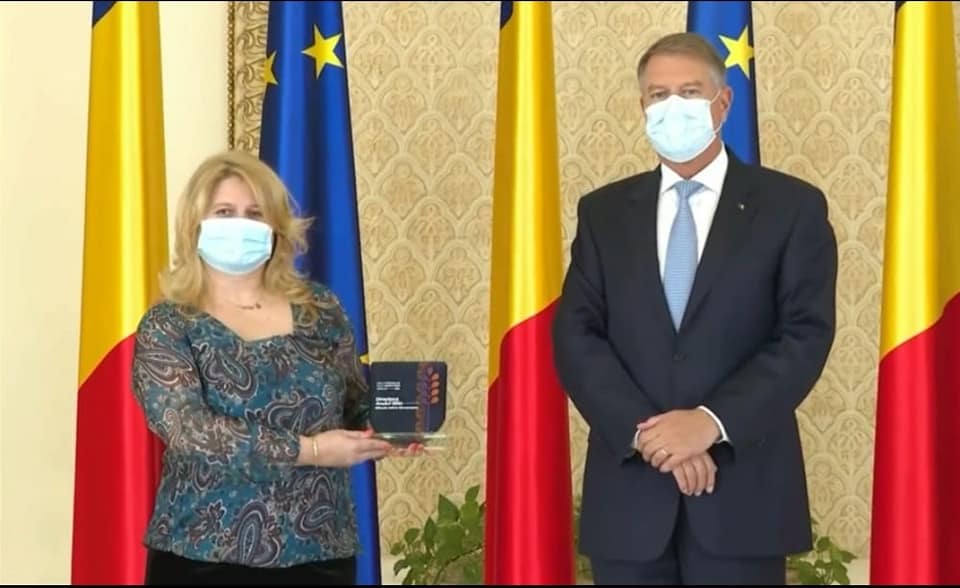 Adina Romanescu, directoarea Liceului Teoretic de Informatică „Grigore Moisil” Iași a fost decorată de președintele Klaus Iohannis cu premierul ” Directorul anului 2021”! Cătălin Condrea a primit premierul pentru Inovare