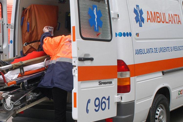 Scene de groază la Roman. Un bărbat şi-a injughiat fiicele gemene. Una dintre ele a murit