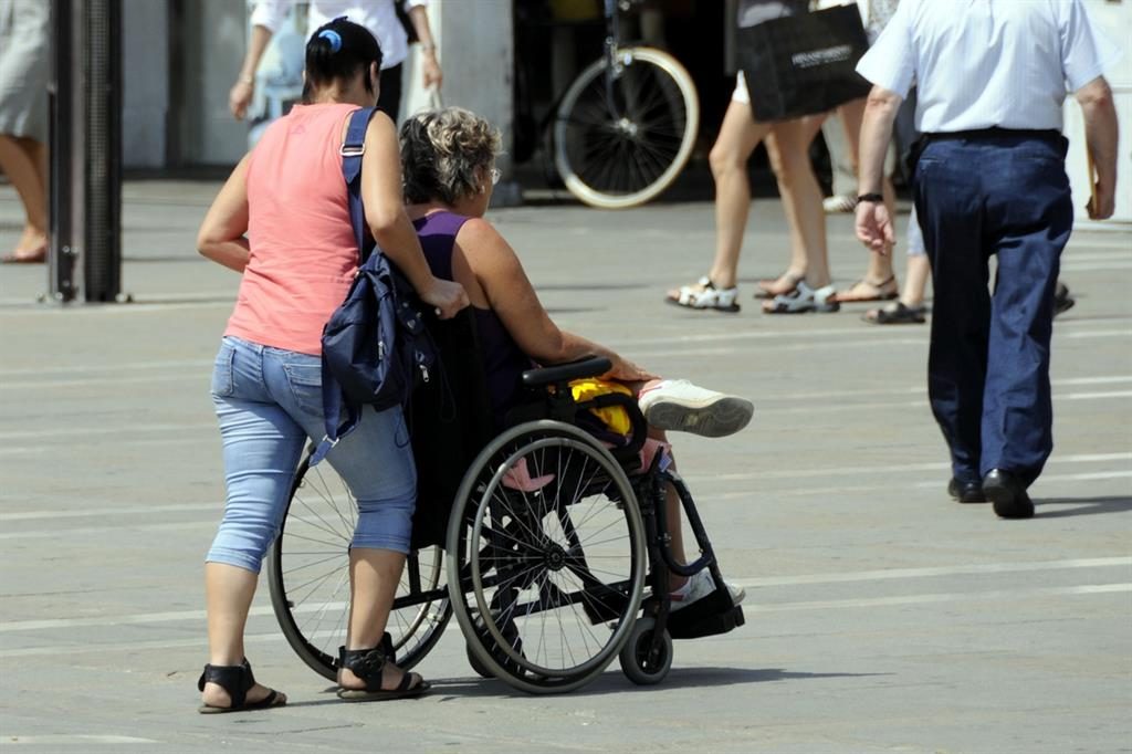 Cât câștigă o badantă din Botoșani în Italia: „Aici dorm tot cu bătrâna în cameră”