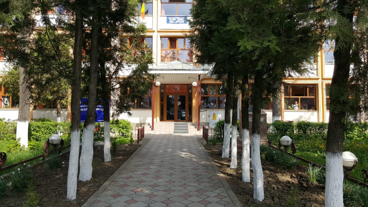 Profesorii de la Colegiul Sadoveanu din județul Iași strâng semnături pentru preîntâmpinarea unei posibile fraude la concursul de director