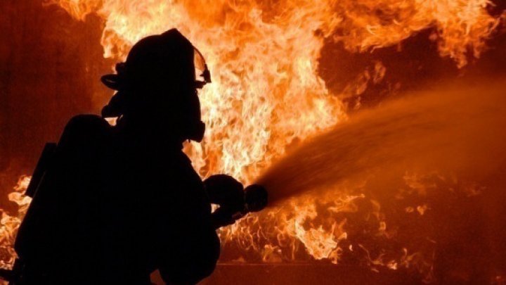 Mai multe echipaje de pompieri intervin în localitatea ieșeană Dobrovăț pentru a lichida două incendii – Exclusiv, Galerie Foto