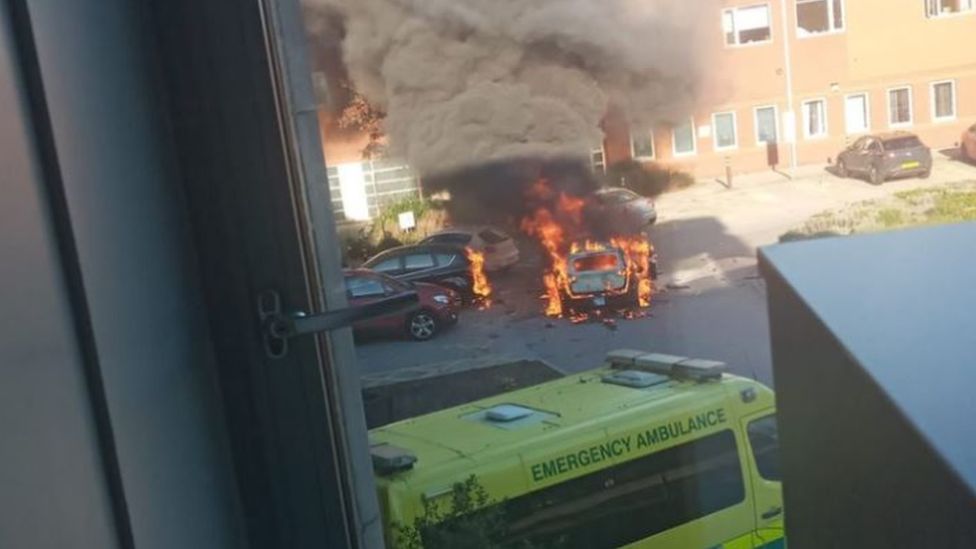Atentat terorist în Liverpool unde o mașină a explodat în fața unui spital! Trei bărbaţi au fost arestaţi – FOTO