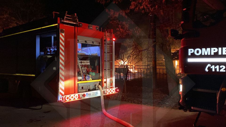 Pompierii ISU Iaşi atrag atenția cetăţenilor, după ce două incendii au devastat localitatea Dobrovăţ. Ce măsuri se pot lua pentru prevenirea tragediilor