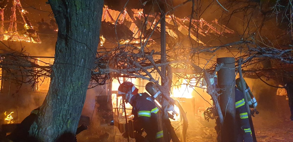Incendiu la o casă situată în localitatea ieșeană Dorobanț. Pompierii intervin de urgență – Exclusiv, Galerie Foto