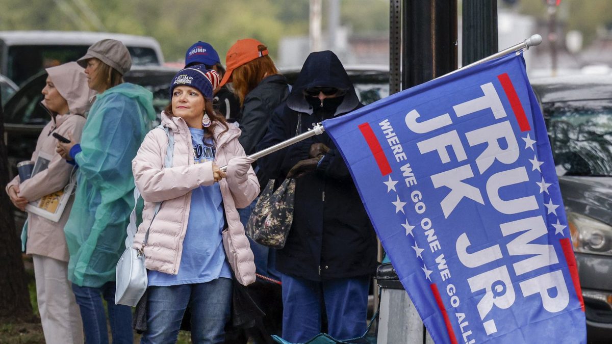 Susținătorii QAnon s-au adunat în SUA pentru a-l aştepta pe John F. Kennedy! Oamenii credeau că fiul președintelui asasinat l-ar reinstala pe Donald Trump – FOTO