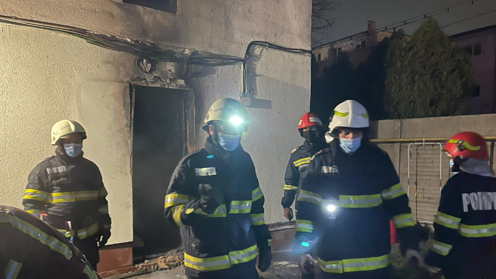Incendiu puternic la Spitalul de Boli Infecțioase din Ploiești! Zeci de pacienţi cu COVID-19 au fost evacuați și alţii doi au murit – FOTO, VIDEO