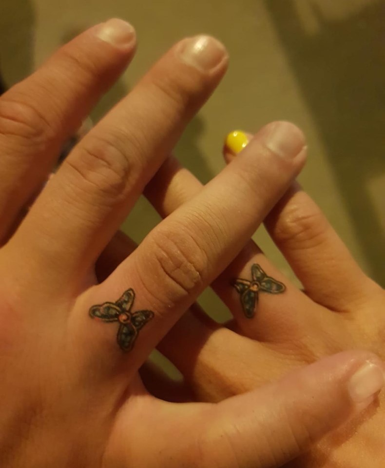 doua maine suprapuse cu tatuaj pe degetul inelar