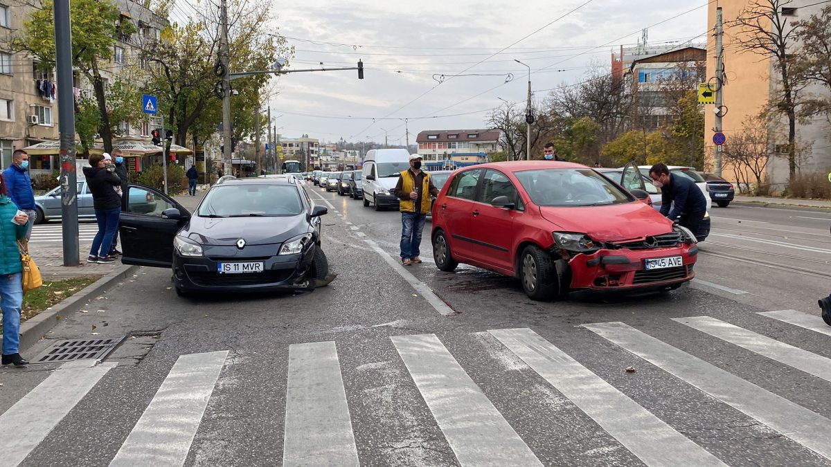 Accident rutier pe Bulevardul Nicolae Iorga. Au fost implicate două autoturisme -FOTO, VIDEO