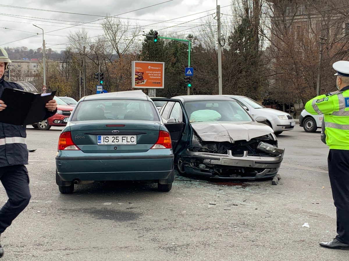 Accident rutier în municipiul Iași, la Podul de Piatră. Sunt implicate două autoturisme, iar o victimă este încarcerată -FOTO, UPDATE