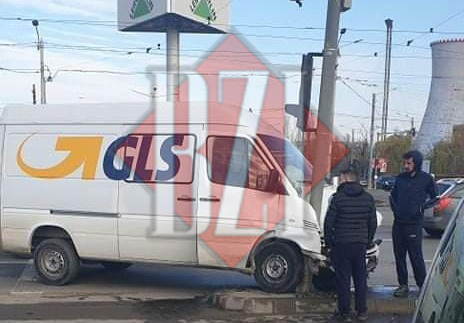 Accident rutier pe Calea Chișinăului din municipiul Iași! Un șofer a intrat cu duba într-un stâlp – EXCLUSIV