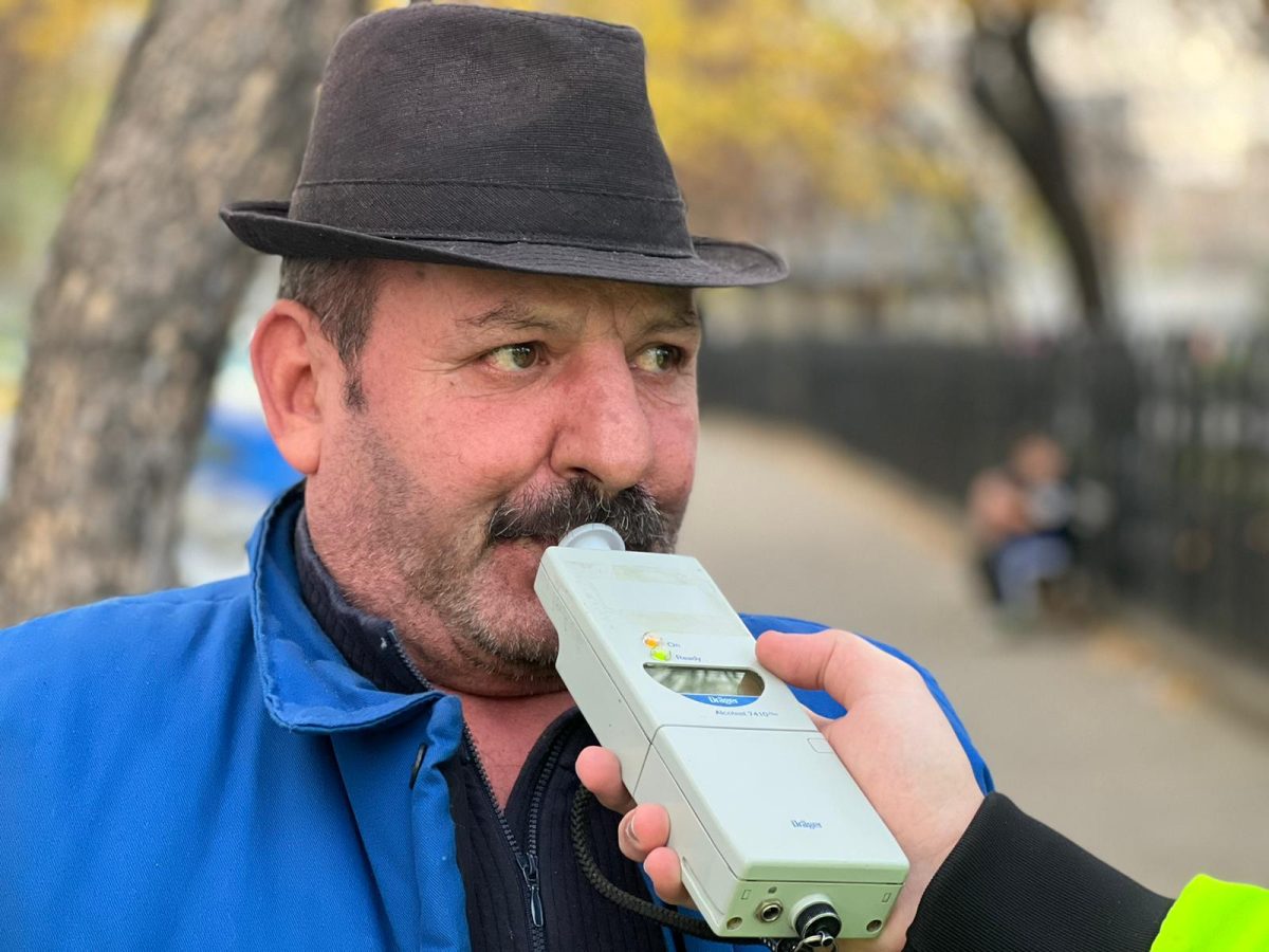 Accident rutier pe Bulevardul Alexandru cel Bun. Un şofer cu o alcoolemie de 0,56 mg/l a lovit o femeie pe trecerea de pietoni pentru că se grăbea – EXCLUSIV, FOTO