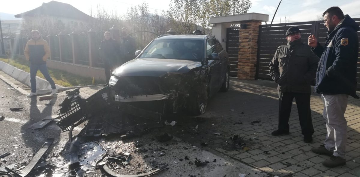 Accident rutier grav în judeţul Bacău. Două persoane au fost rănite, iar traficul rutier a fost blocat – FOTO