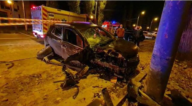 Accident rutier în Mamaia. O gravidă în cinci luni, băută, a intrat cu maşina într-un copac şi un stâlp de iluminat – FOTO