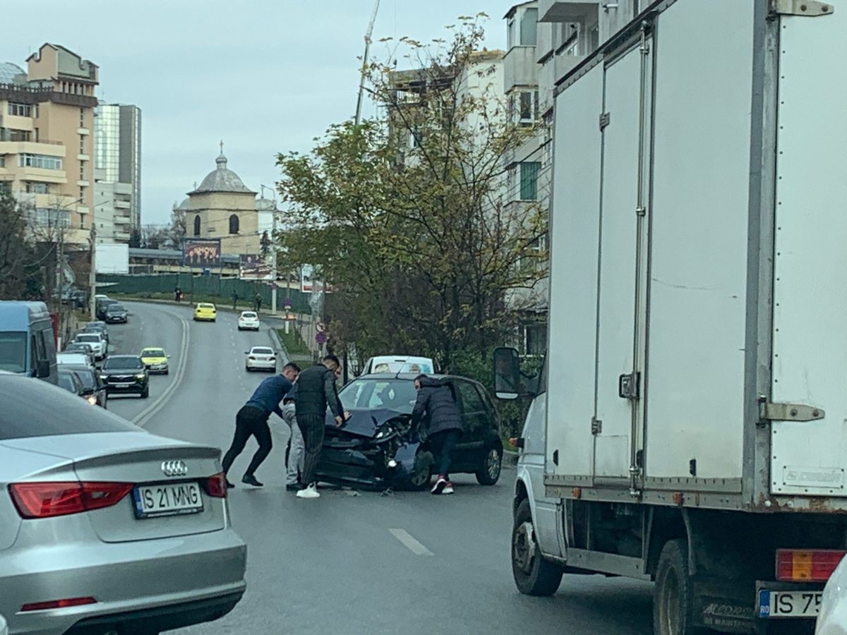 Accident rutier pe strada Sf. Lazăr. Şoferul unui autoturism Audi nu a acordat prioritate şi a intrat în coliziune cu un alt vehicul – EXCLUSIV, FOTO