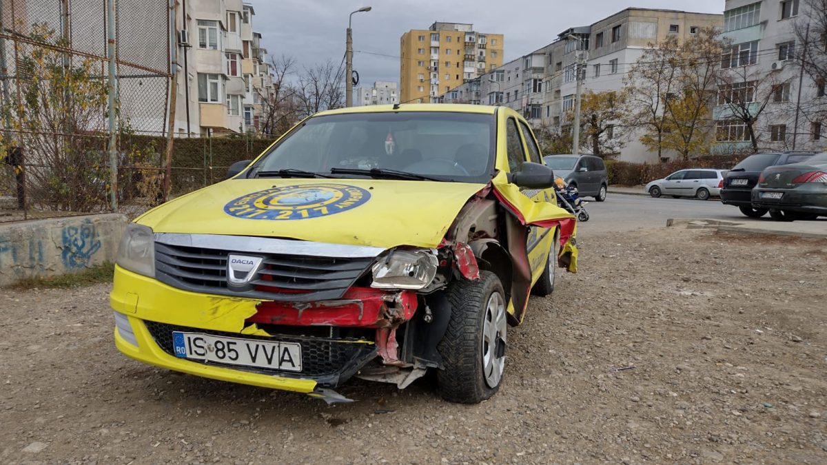 Accident rutier pe strada Sarmisegetuza din municipiul Iaşi. Trei autoturisme, printre care şi un taxi, avariate după un impact violent – EXCLUSIV, FOTO, VIDEO