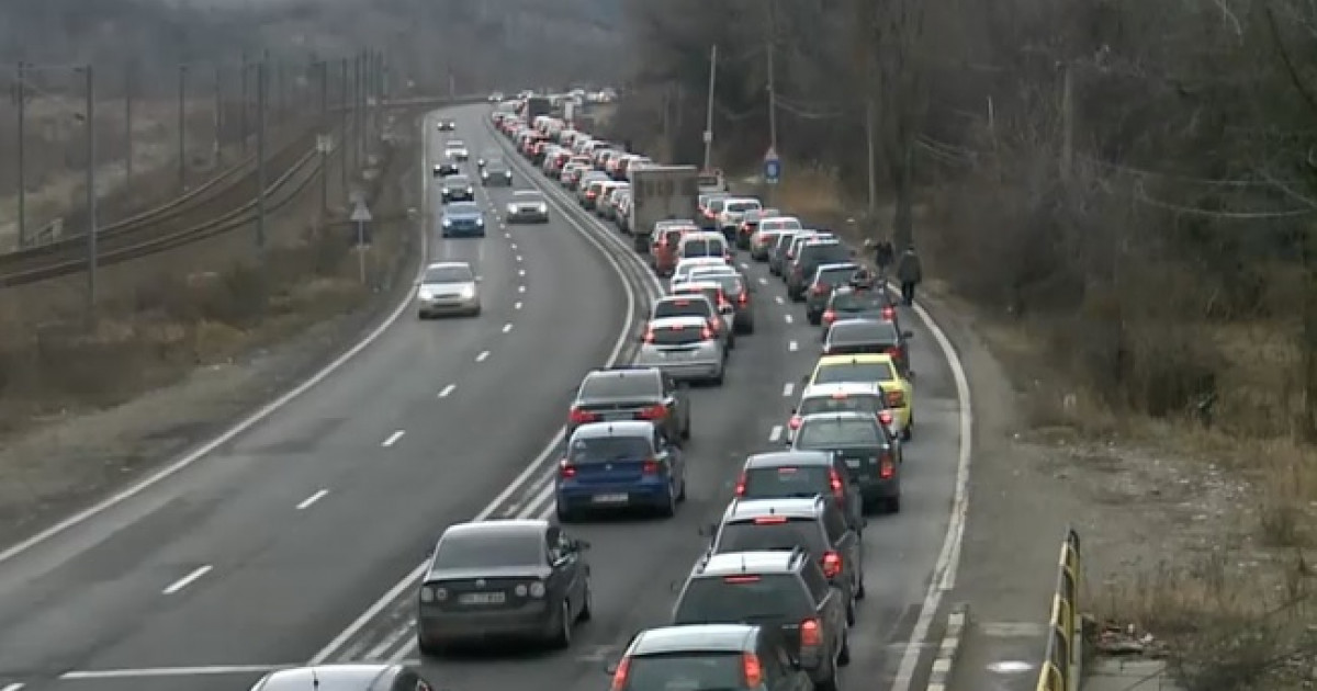 Românii nu se mai tem de Covid-19. Minivacanța vine cu trafic de coșmar pe Valea Prahovei