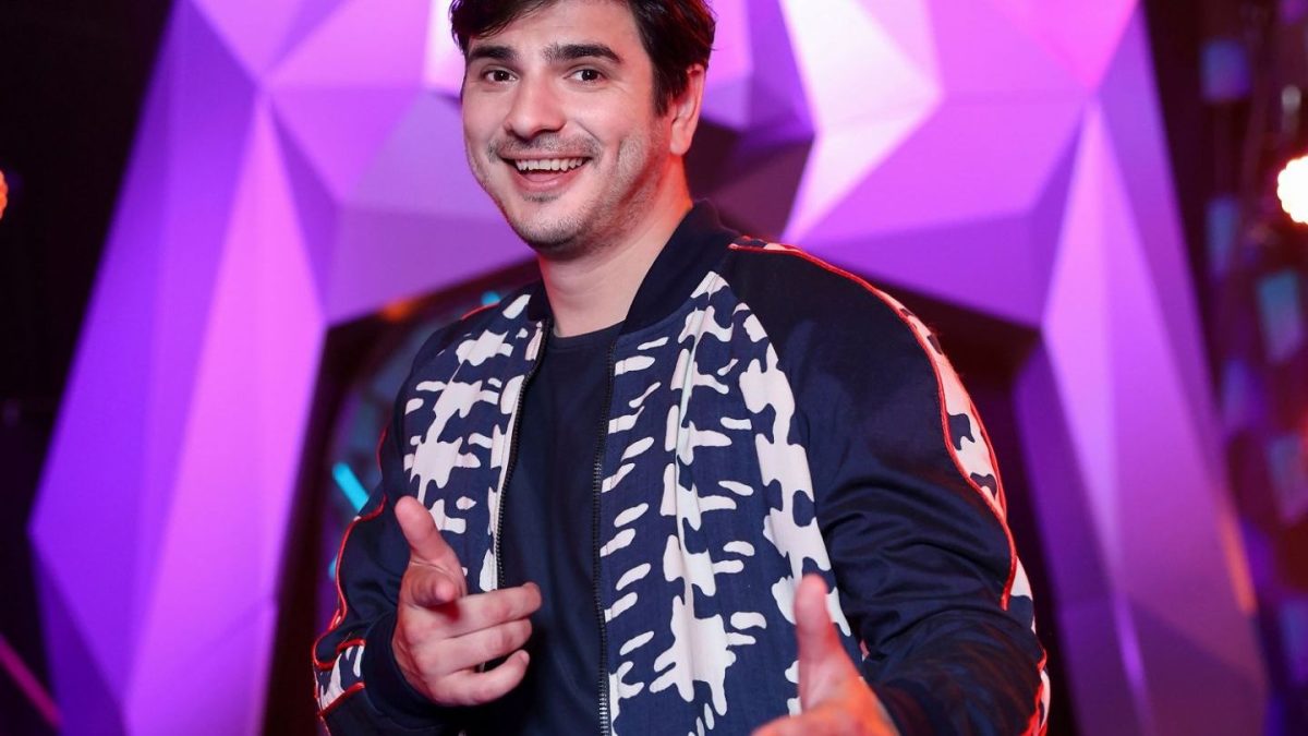 Cine este Alex Bogdan. Artistul de la Masked Singer a fost campion mondial la atletism înainte să devină actor
