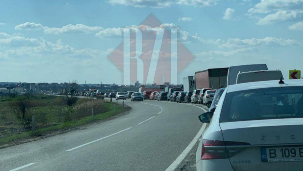 Bariera de la calea ferată din Podu Iloaiei, defectă! Șoferii nervoși au ieșit din mașină înjurând că trebuie să aștepte la cozi uriașe