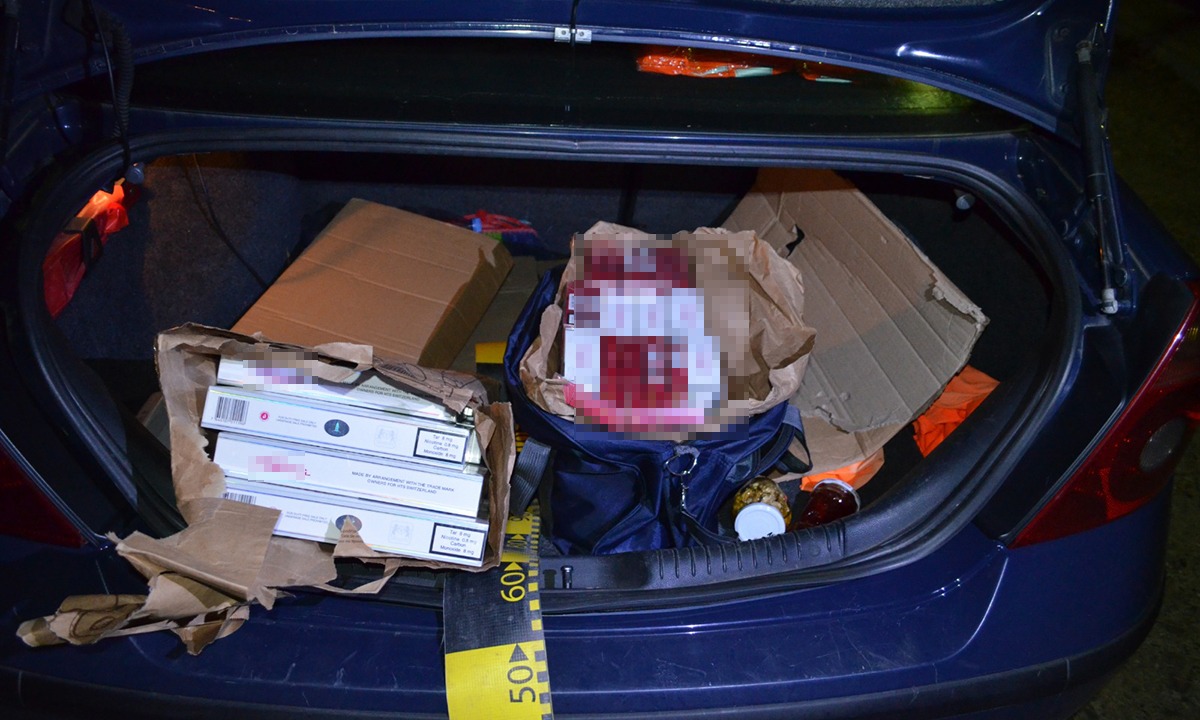 Autoturism blindat cu ţigarete de contrabandă identificat la Leţcani – FOTO