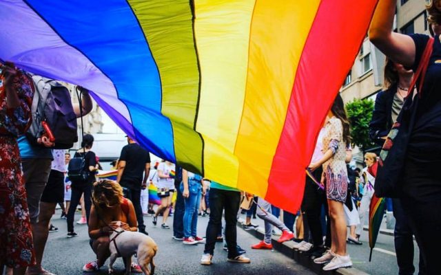 A fost anunțat primul caz de adopție a unui copil de către un cuplu de homosexuali din România