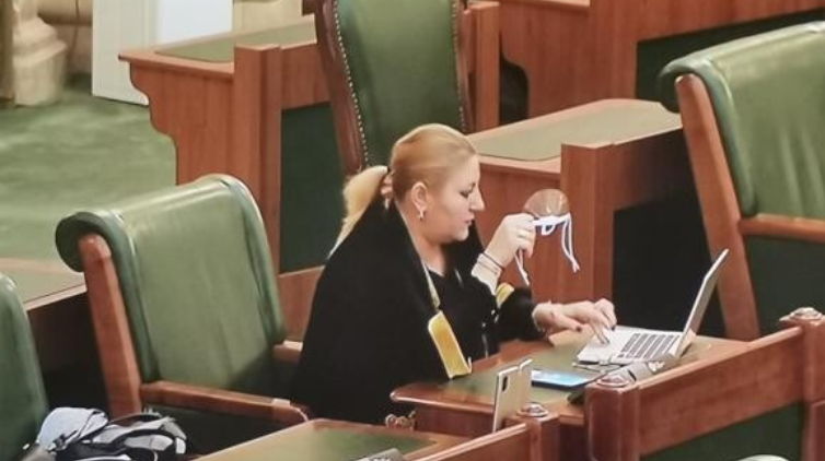 Scandal în Senat. Diana Șoșoacă, obligată să poarte masca de protecție. Poliția a fost chemată prin 112
