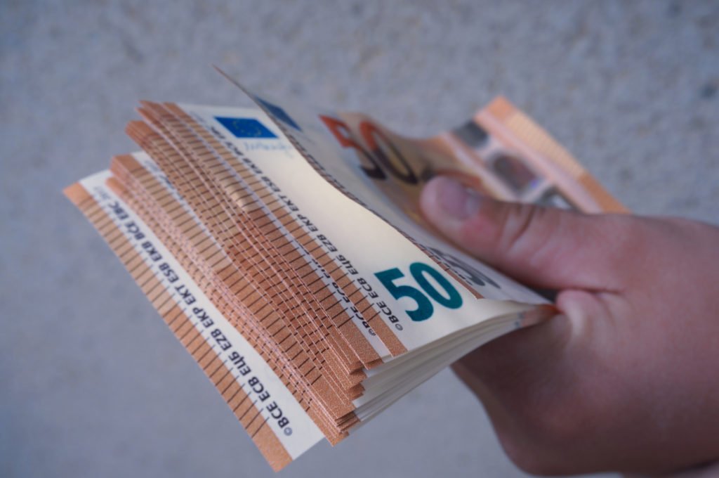 O femeie din Cluj a șantajat un bărbat cu poze compromițătoare pentru suma de 150.000 de euro