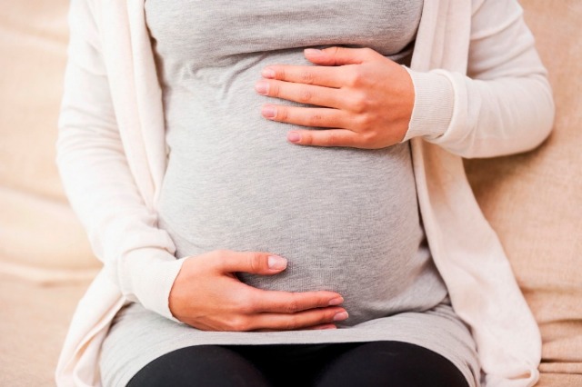 Și-a bătut iubita de 19 ani gravidă, cu o scândură până a băgat-o în spital, în Botoșani. Medicii, uimiți de motivele tânărului