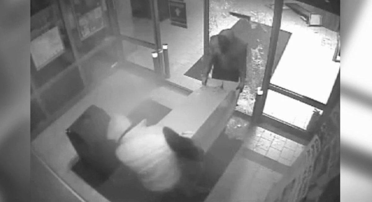 Jaf în miez de noapte la Iași! Au spart o farmacie de unde au furat zeci de mii de lei! Poliţiştii sunt în alertă