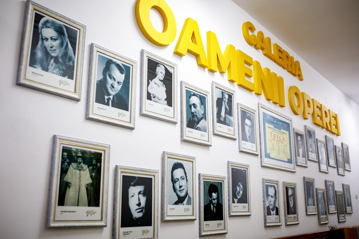 Galeria „Oamenii Operei”, apariţie elegantă şi emoţionantă pe holurile Operei Naţionale Române din Iași