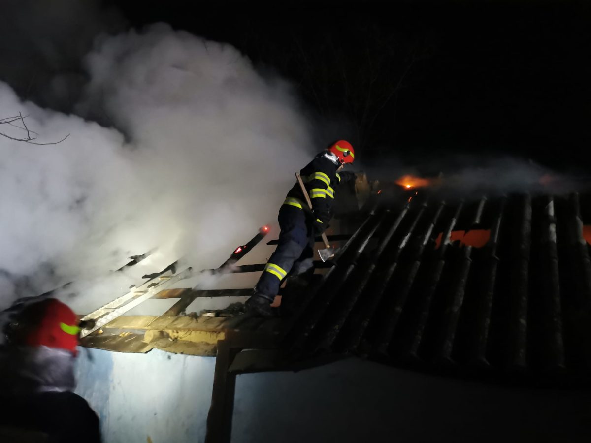 Incendiu în comuna Movileni din județul Iași. O casă a fost cuprinsă de flăcări – GALERIE FOTO